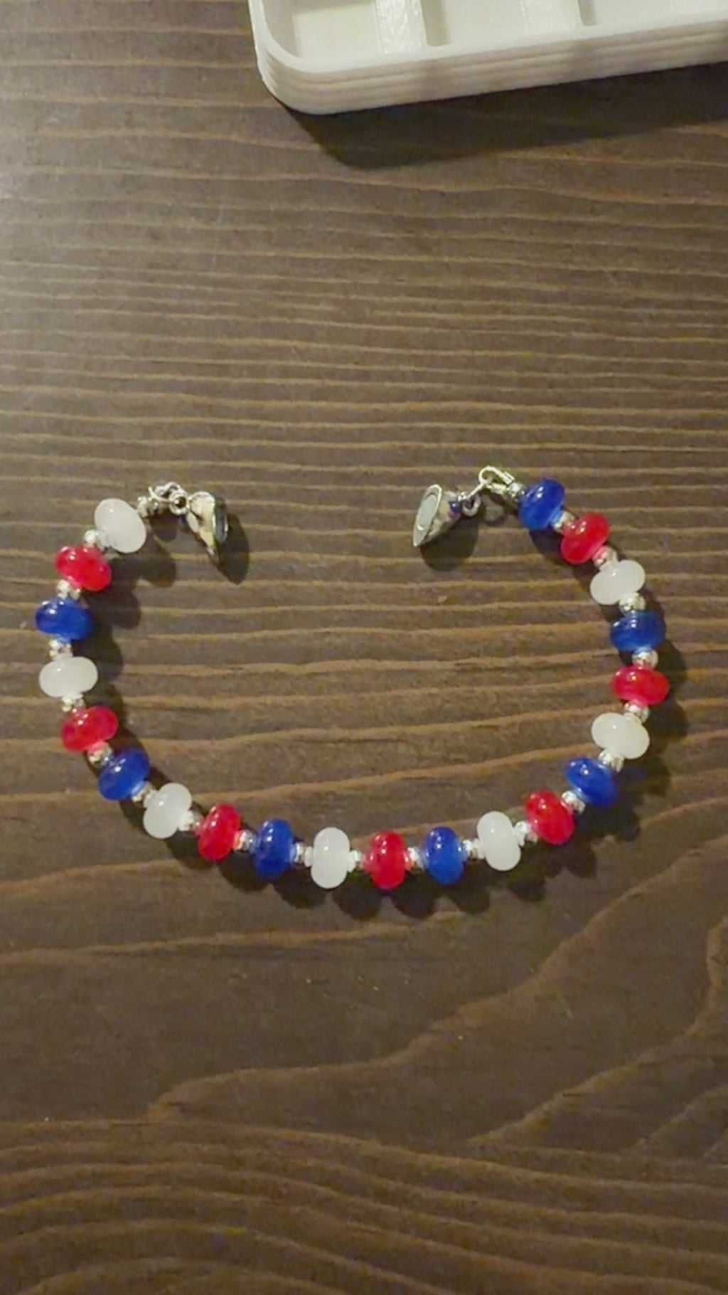 A video showing the ease of use of the magnetic clasp.