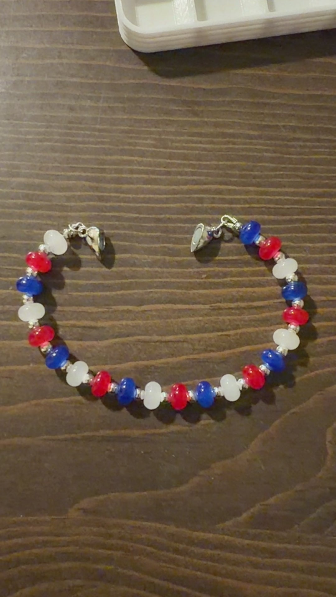 A video showing the ease of use of the magnetic clasp.
